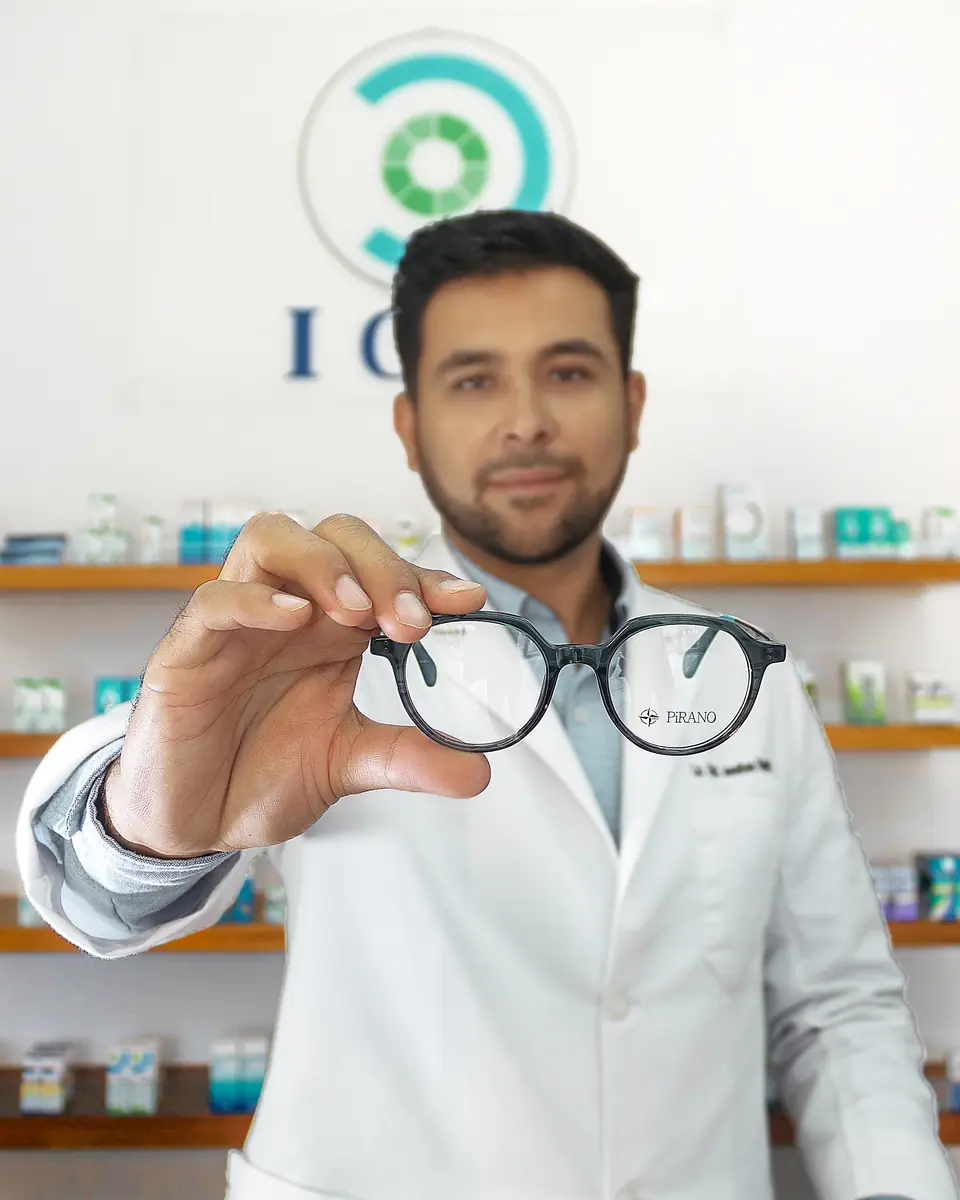 El optometrista de I Care muestra un armazón