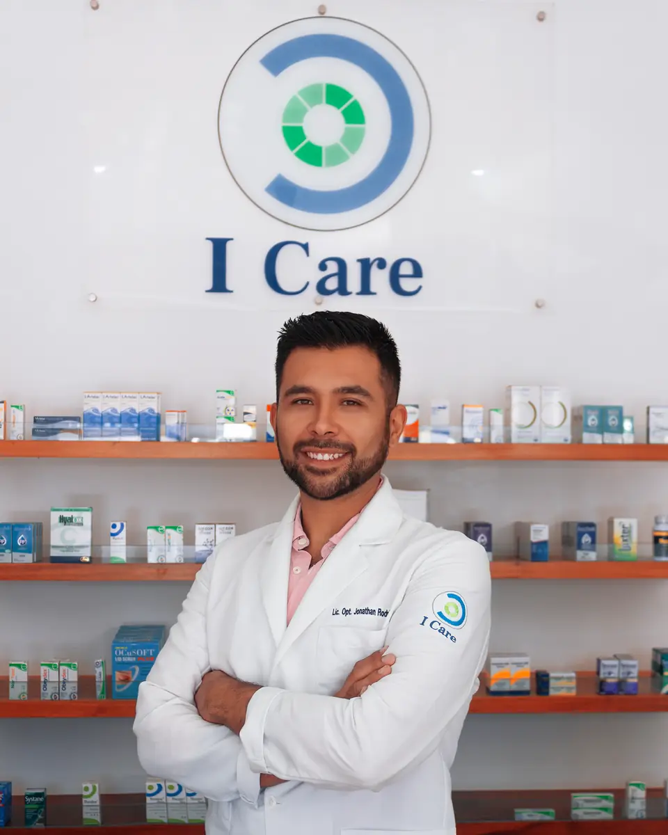 Optometrista de I Care frente al mostrador
