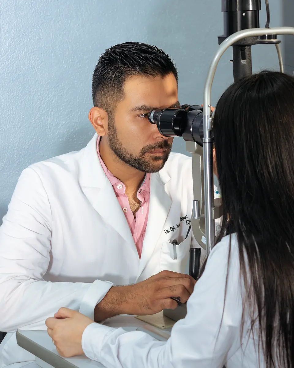 Optometrista de I Care revisa los ojos con la lámpara de hendidura